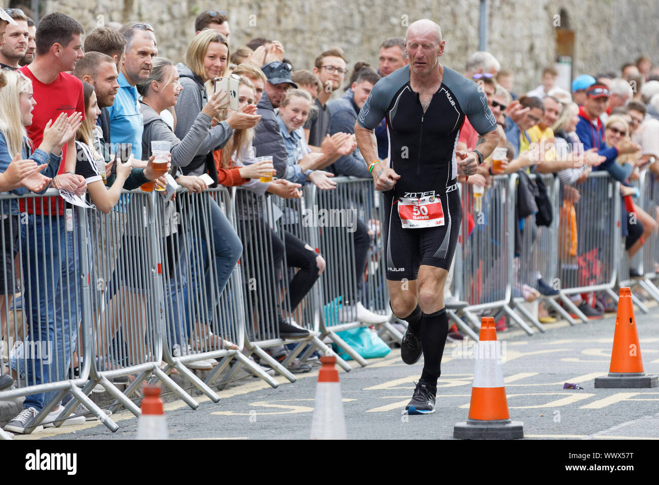 Tenby, UK. 15 Sep, 2019. Sur la photo : UN visiblement bouleversée Gareth Thomas continue sa course après avoir été embrassé par son mari Stephen minutes après il a commencé son marathon. Dimanche 15 septembre 2019 Re : Ironman Triathlon event à Tenby, Pays de Galles, Royaume-Uni. ATHENA : crédit PHOTO AGENCY LTD/Alamy Live News Banque D'Images