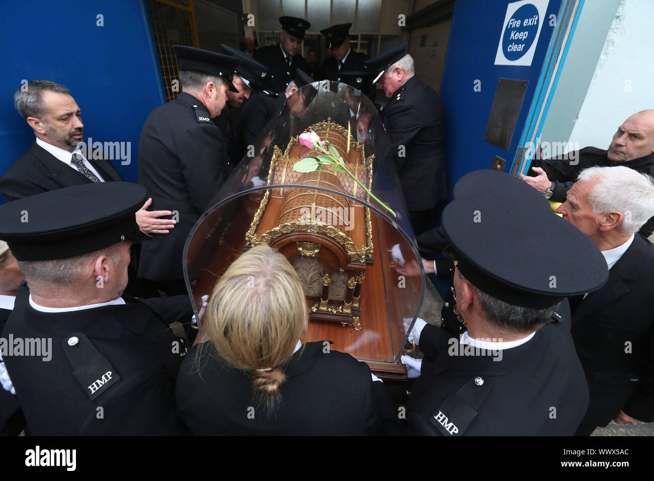 Les agents de la prison de transporter les reliques de Sainte Thérèse de Lisieux par Prison Barlinnie de la chapelle . Les reliques sont de faire une tournée de trois semaines d'Ecosse de diocèses catholiques, l'archevêque Philip Tartaglia célébrera une messe pour les détenus et le personnel de la prison . PA Photo. Photo date : lundi 16 septembre, 2019. Histoire voir l'activité de l'Ecosse des reliques. Crédit photo doit se lire : Andrew Milligan/PA Wire Banque D'Images