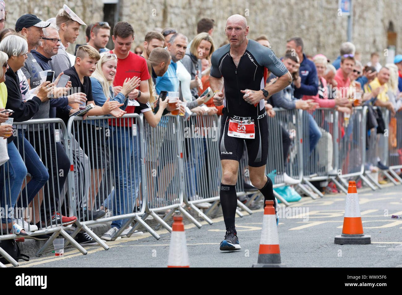 Tenby, UK. 15 Sep, 2019. Sur la photo : UN visiblement bouleversée Gareth Thomas continue sa course après avoir été embrassé par son mari Stephen minutes après il a commencé son marathon. Dimanche 15 septembre 2019 Re : Ironman Triathlon event à Tenby, Pays de Galles, Royaume-Uni. ATHENA : crédit PHOTO AGENCY LTD/Alamy Live News Banque D'Images