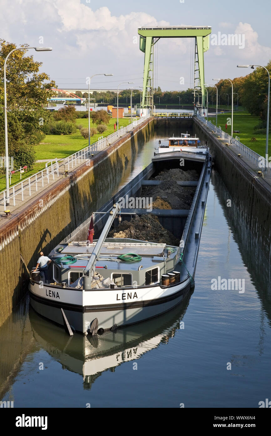 Grand watergate Friedrichsfeld avec freighter, Wesel-Datteln-Kanal, Voerde, Ruhr, Allemagne, Europe Banque D'Images