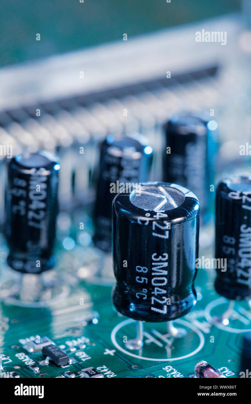 Des condensateurs sur un circuit imprimé. Le texte sur les composantes  n'est pas du logo du fabricant Photo Stock - Alamy