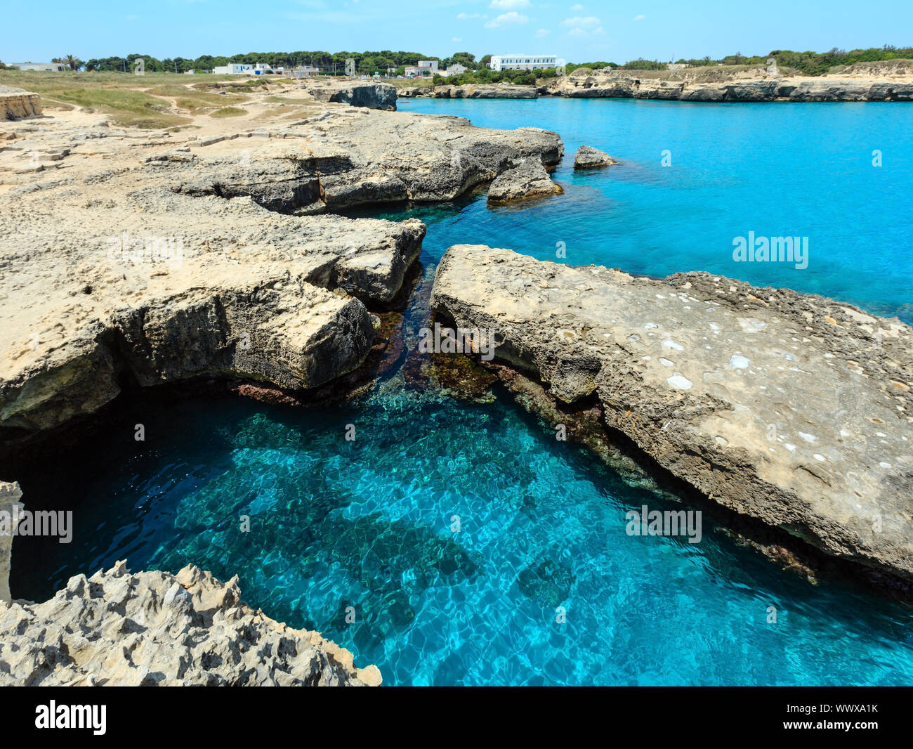 Grotte Grotta della poesia, Roca Vecchia, côte de la mer du Salento, Italie Banque D'Images