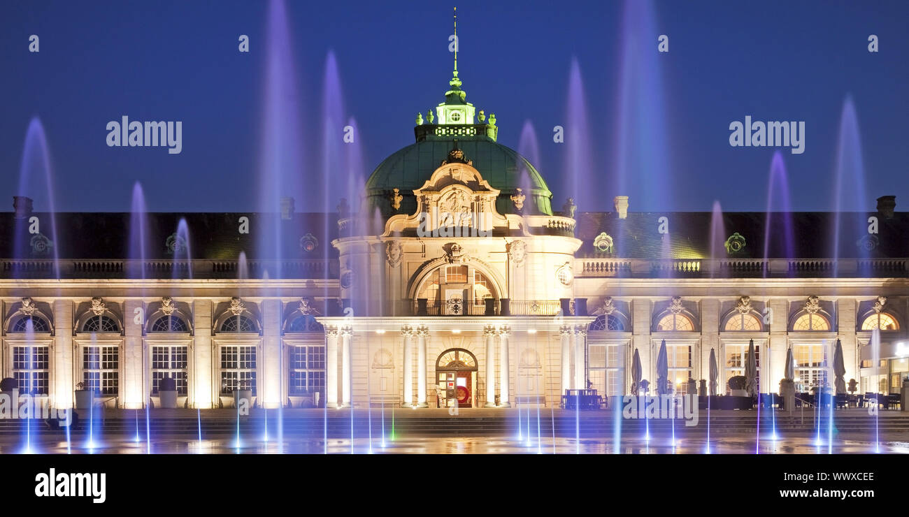Kaiserpalais éclairé avec de l'eau des colonnes dans le parc thermal à l'heure bleue, Bad Oeynhausen, Allemagne Banque D'Images