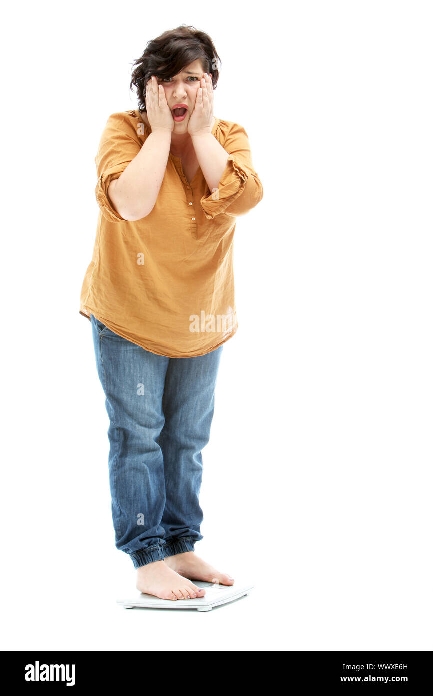 Les femmes terrifiées à l'excès de debout sur une échelle - découpe sur blanc Banque D'Images