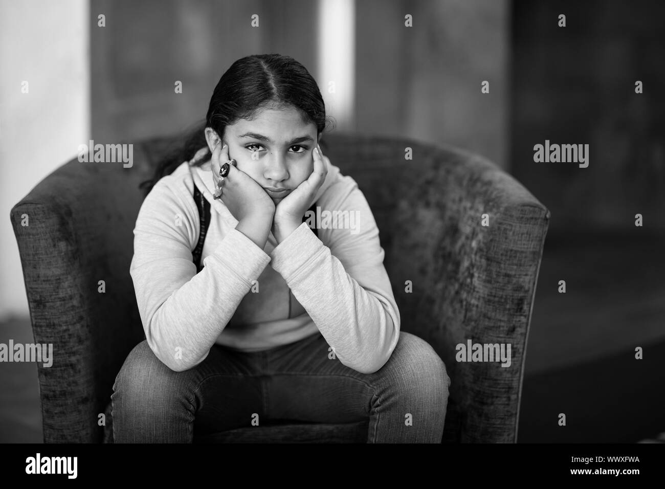 Portrait monochrome d'une jeune fille avec des troubles de l'Expression Banque D'Images