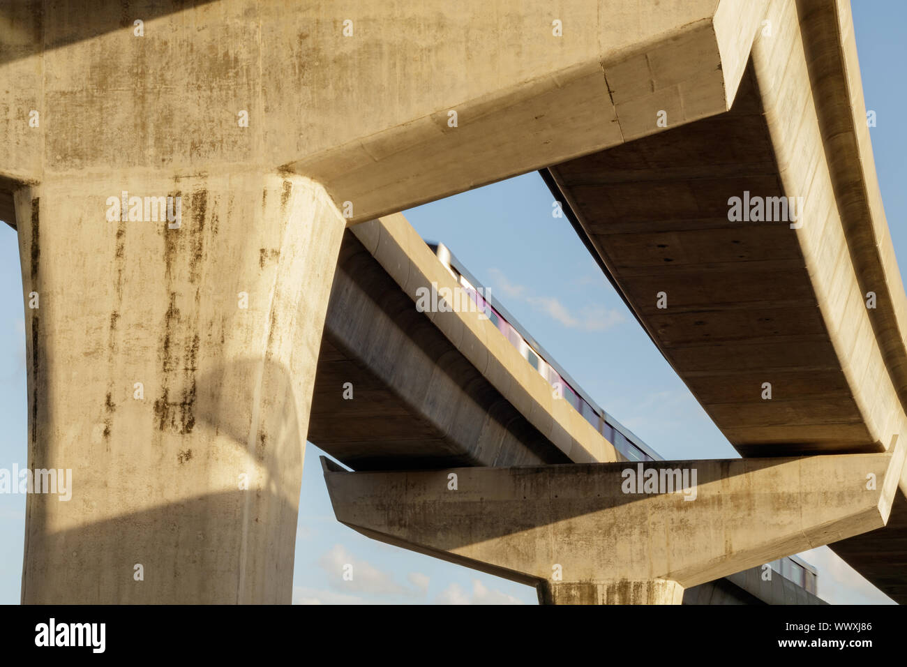 Pont ferroviaire en béton vu du dessous à Bangkok en Thaïlande Banque D'Images