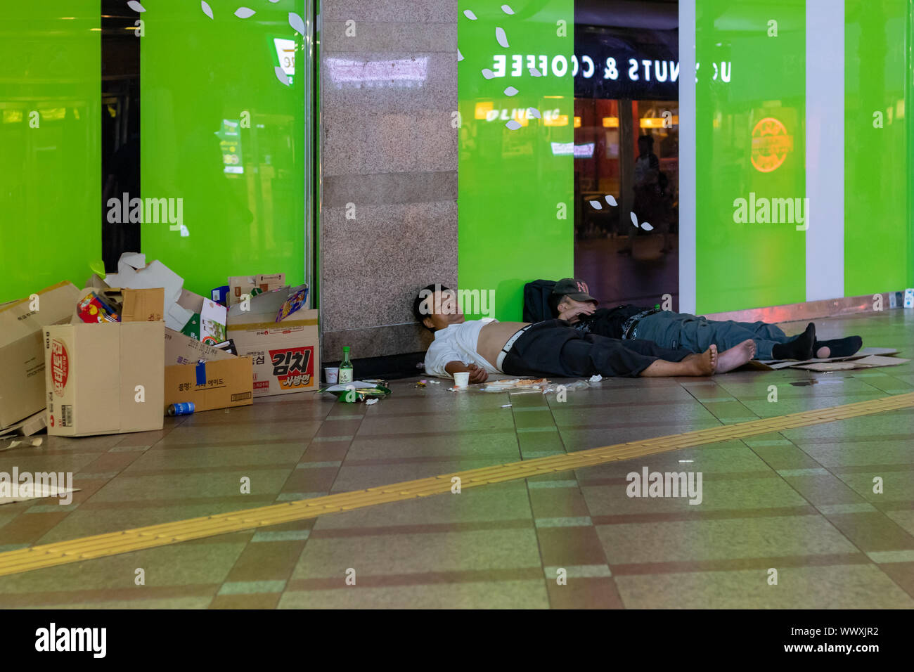 Séoul / Corée du Sud - le 18 août 2018 : Ivre sans-abri dormant dans un centre commercial de Séoul en Corée du Sud Banque D'Images
