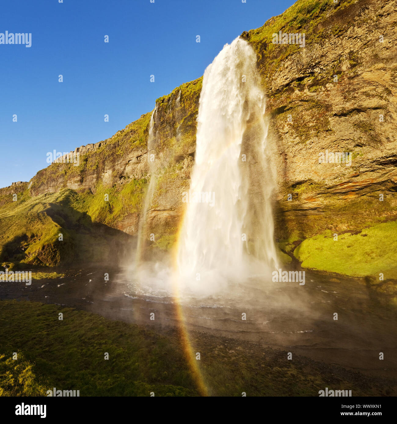 Seljalandsfoss waterfal avec rainbow, rivière Seljalandsa, Seljaland, Sud de l'Islande, Islande, Europe Banque D'Images