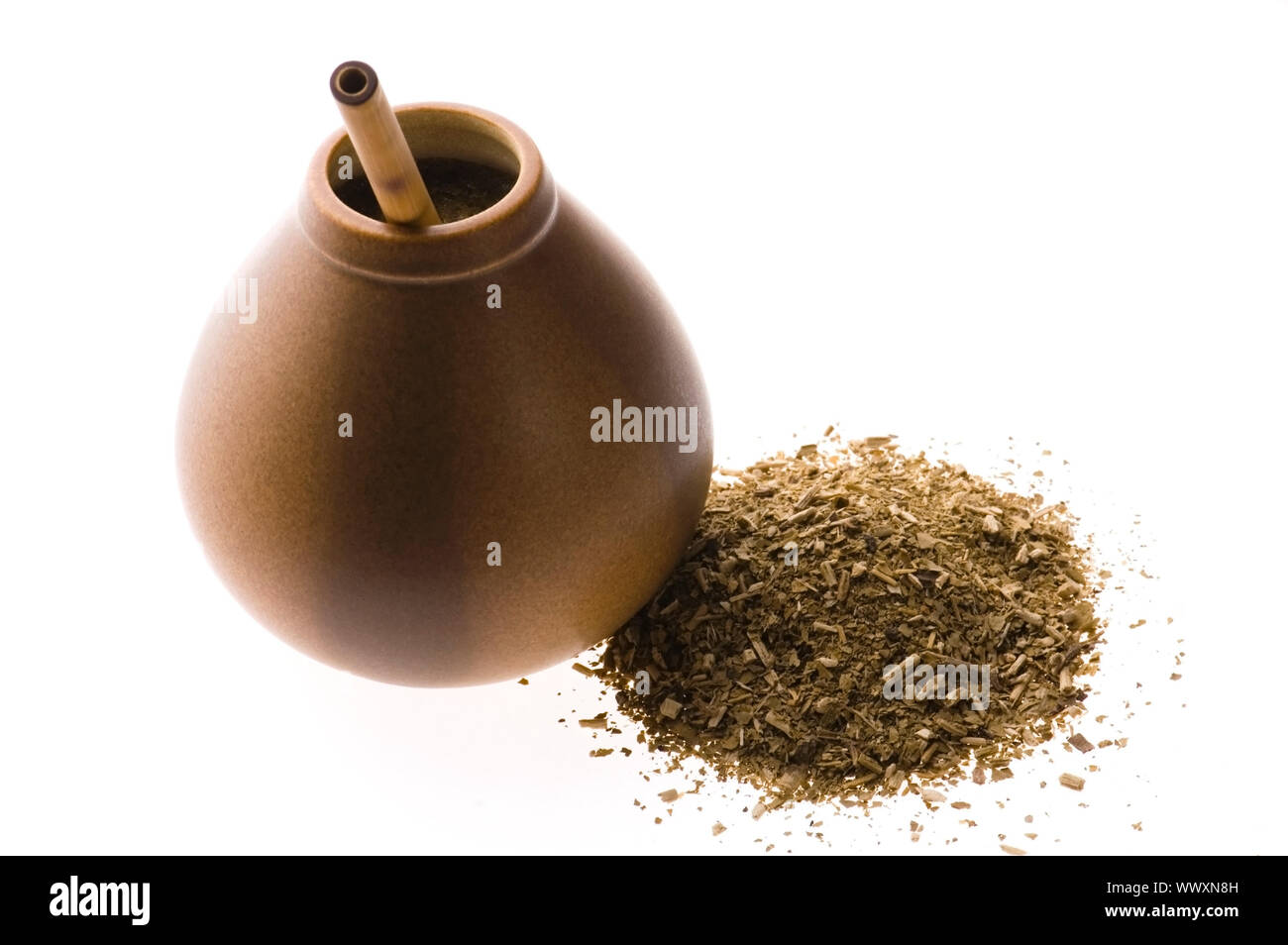 Calebasse avec argentine yerba mate isolated on white backgroun Banque D'Images