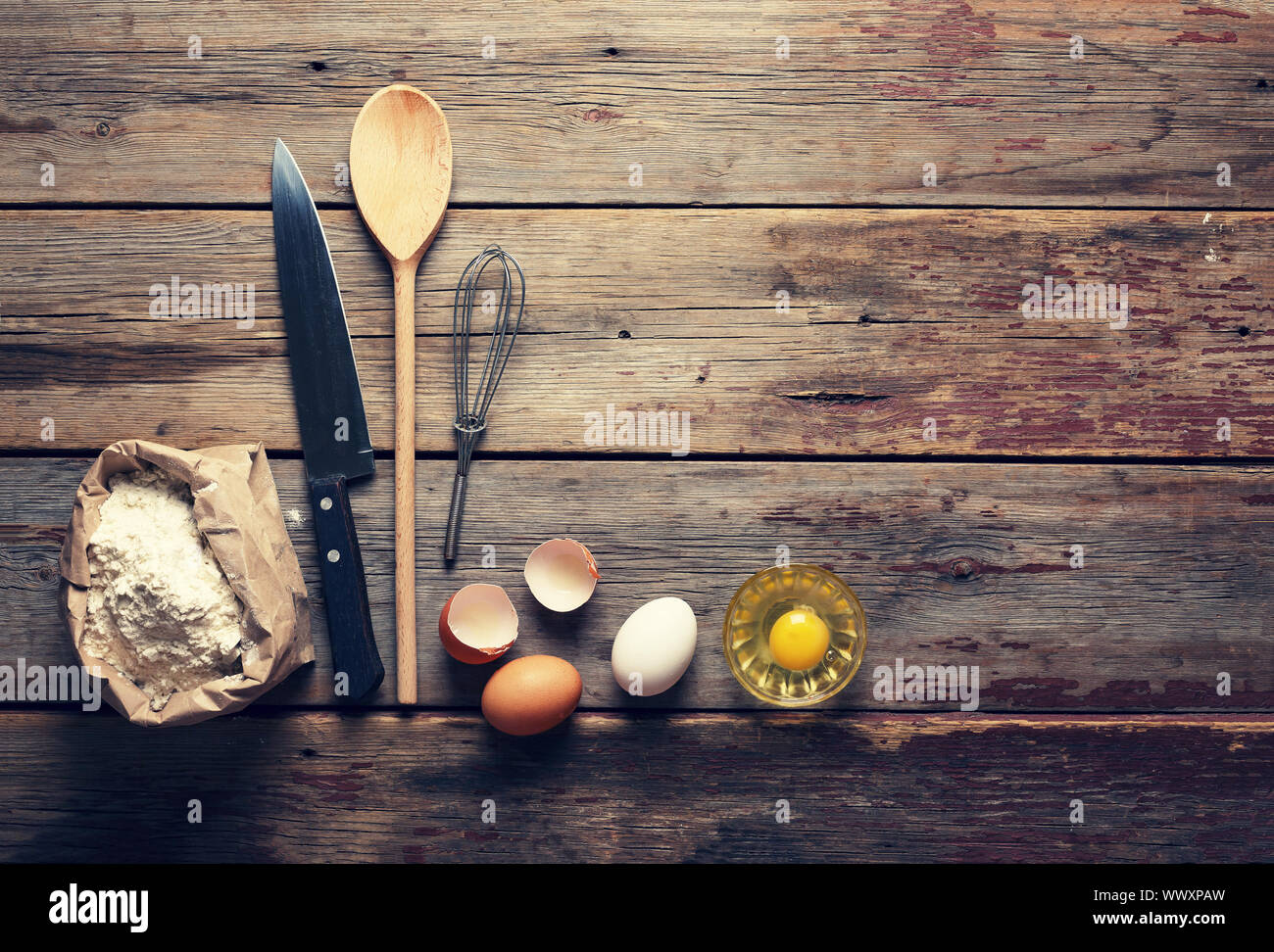 Arrière-plan de boulangerie. La cuisine maison. Accessoires de cuisine, la farine et les oeufs. Vue de dessus Banque D'Images