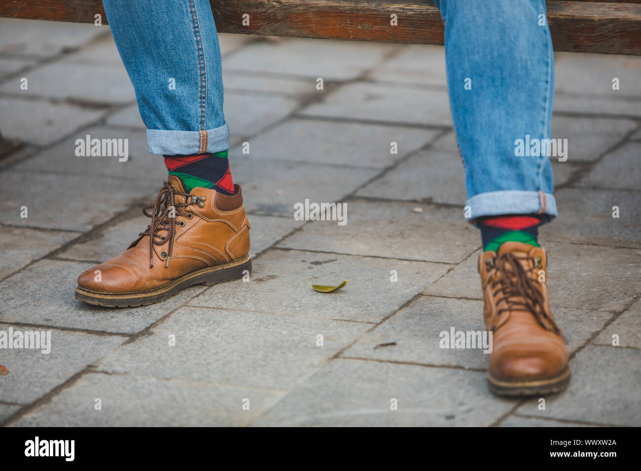 Les jambes de l'homme en bottes et chaussettes rouge vert close up Banque D'Images