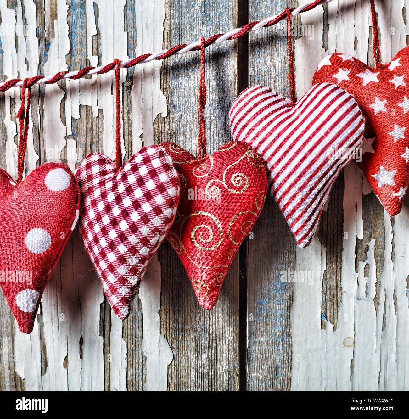 Le jour de la Saint-Valentin. Le cœur sur un fond blanc en bois Banque D'Images