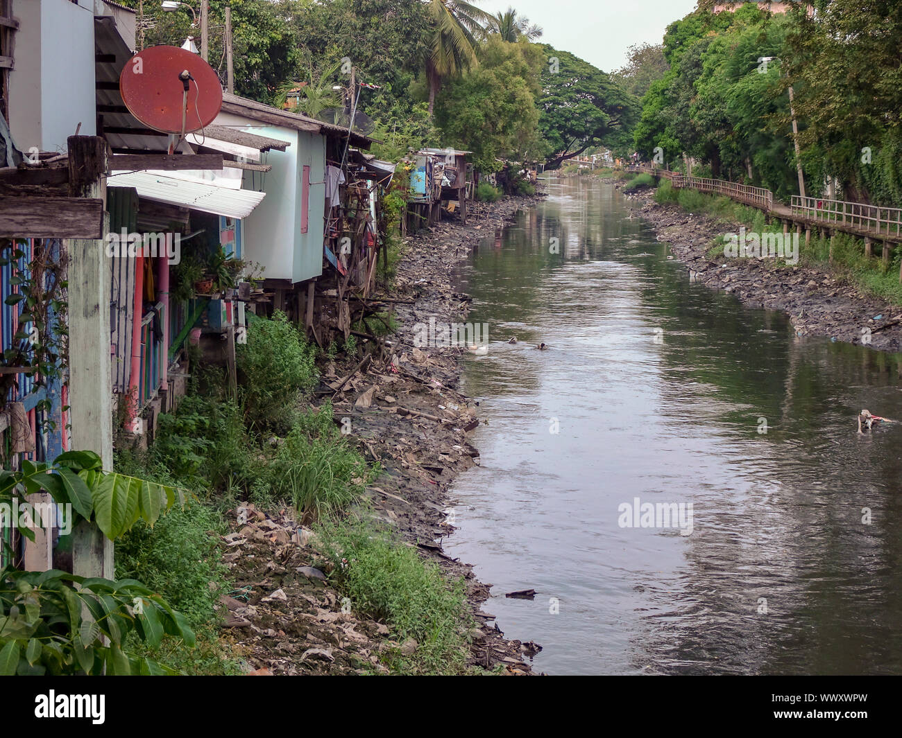 Bangkok / Thaïlande - 08 octobre 2018 : les taudis de Riverside à Bangkok en Thaïlande Banque D'Images