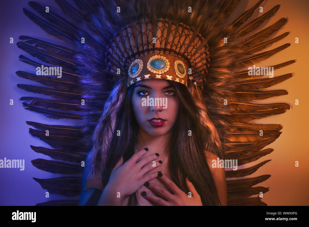 Coiffure, belle fille avec panache de plumes des indiens d'Amérique Photo  Stock - Alamy
