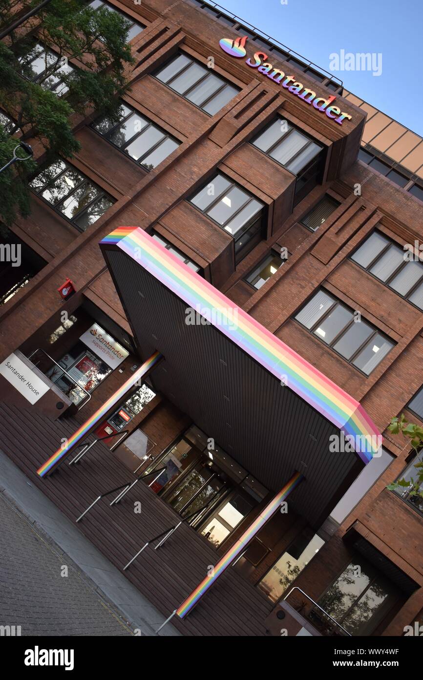 Ce sont les bureaux de Milton Keynes de Santander, décoré pour célébrer la fierté MK, le 14 septembre 2019. Banque D'Images