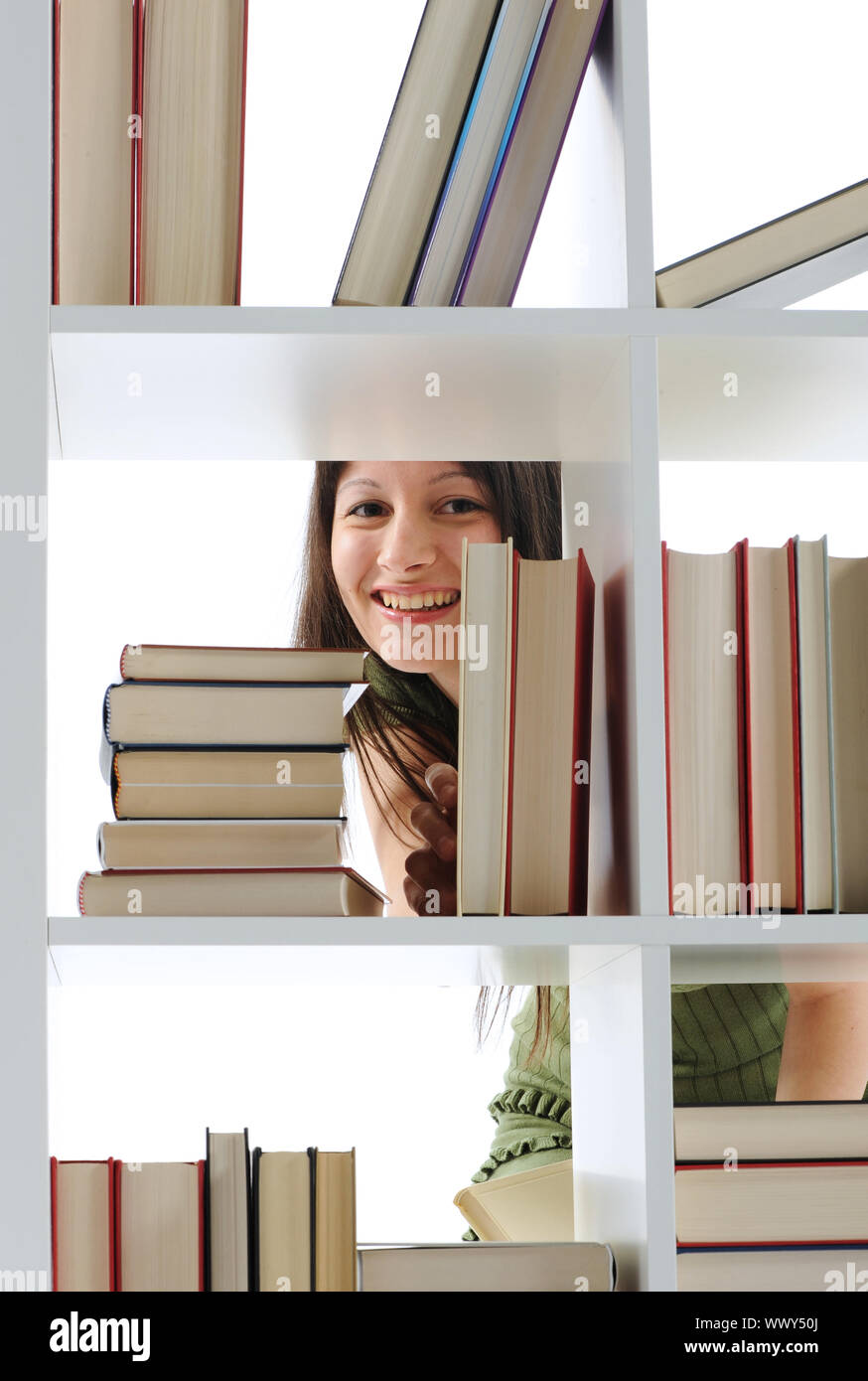 Jeune femme à la recherche d'un livre à la bibliothèque , photo similaire sur mon portefeuille Banque D'Images