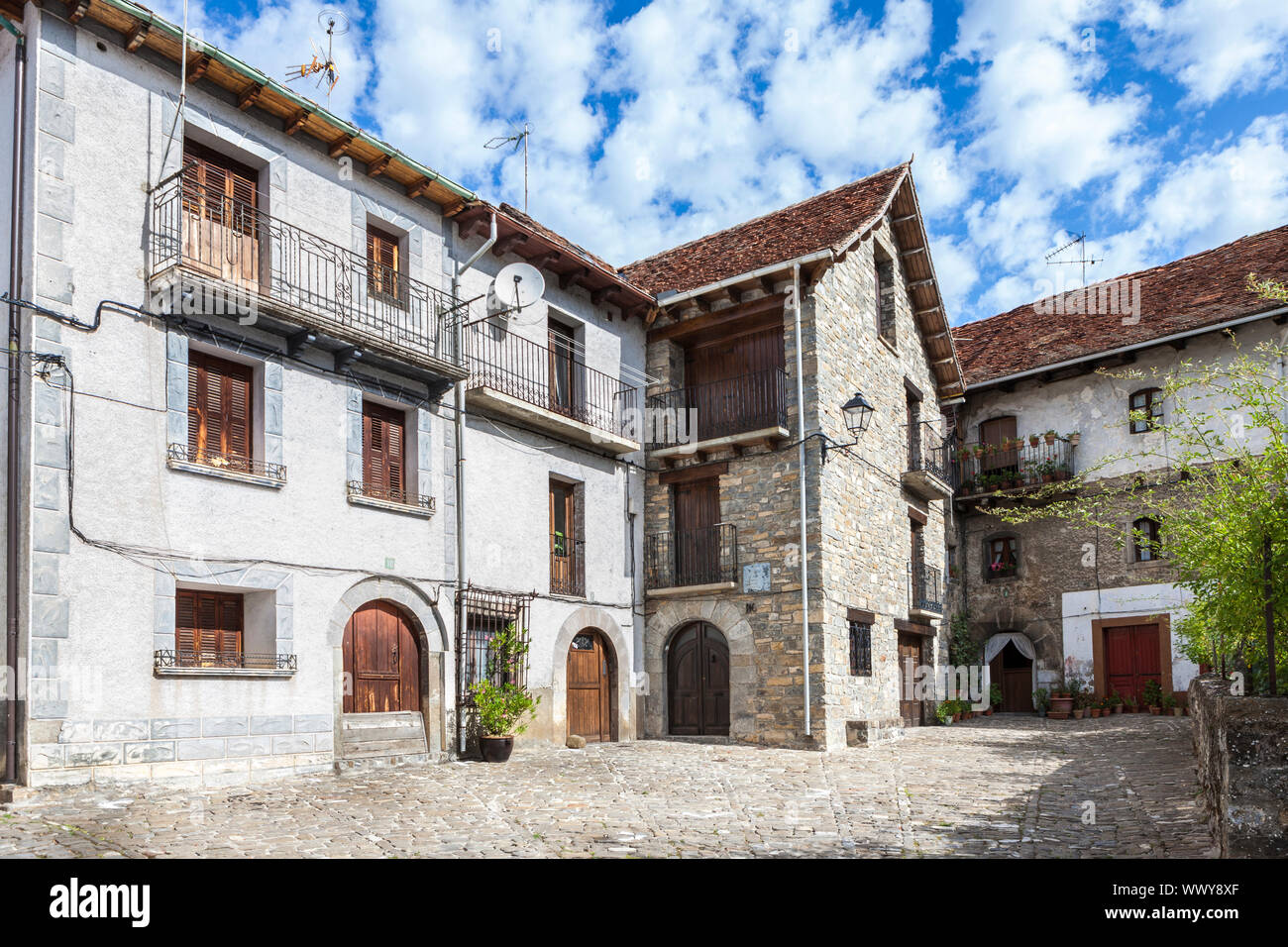 Village dans la vallée de Hecho Siresa, Pyrénées, Huesca, Espagne Banque D'Images