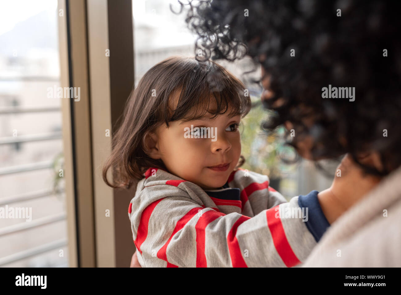 Adorable petite fille d'être détenues par sa mère amoureuse Banque D'Images