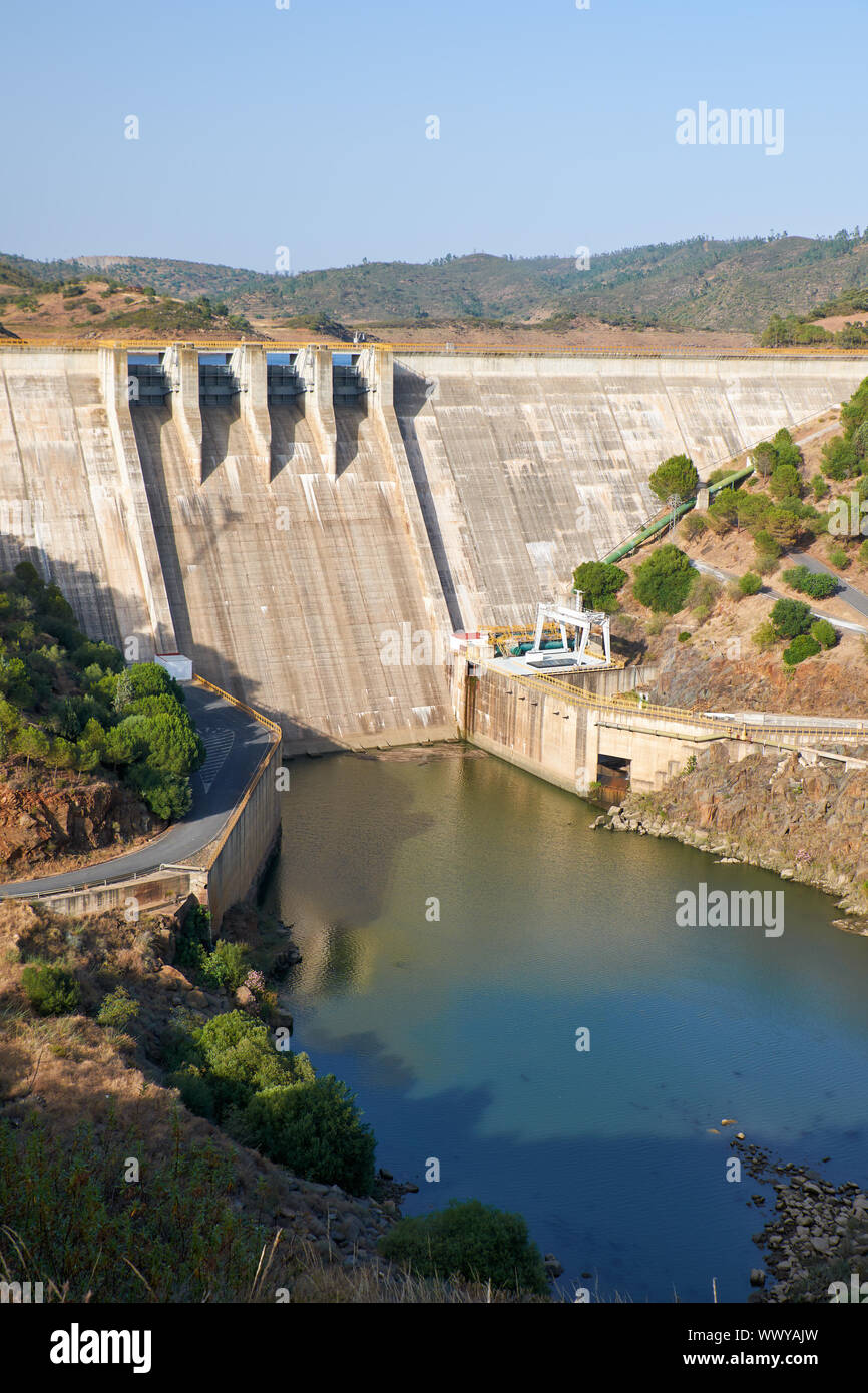 Pomarao barrage et d'une centrale hydroélectrique sur la rivière Guadiana Chanza près de réservoir entre le Portugal et l'Espagne Banque D'Images