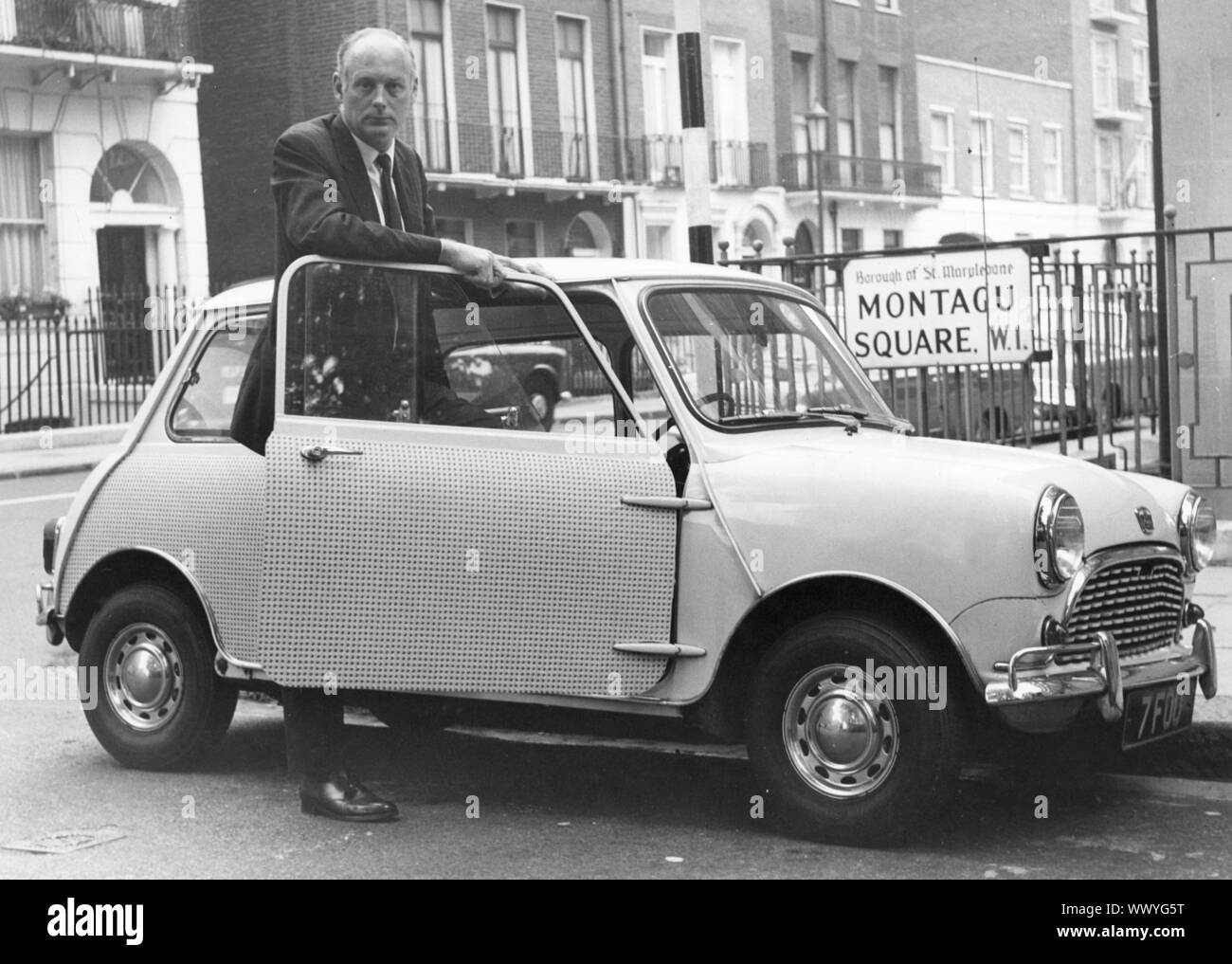 Lord Montagu avec Mini à Londres, milieu des années 1960. Banque D'Images