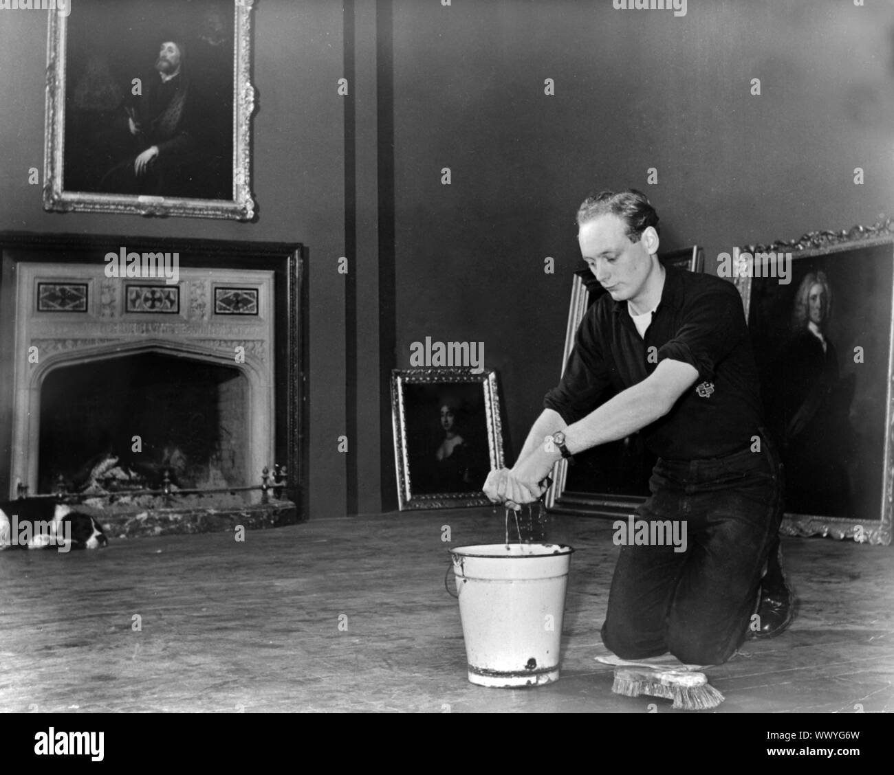 Edward, Lord Montagu de Beaulieu à laver des planchers dans Palace chambre 1952. Banque D'Images