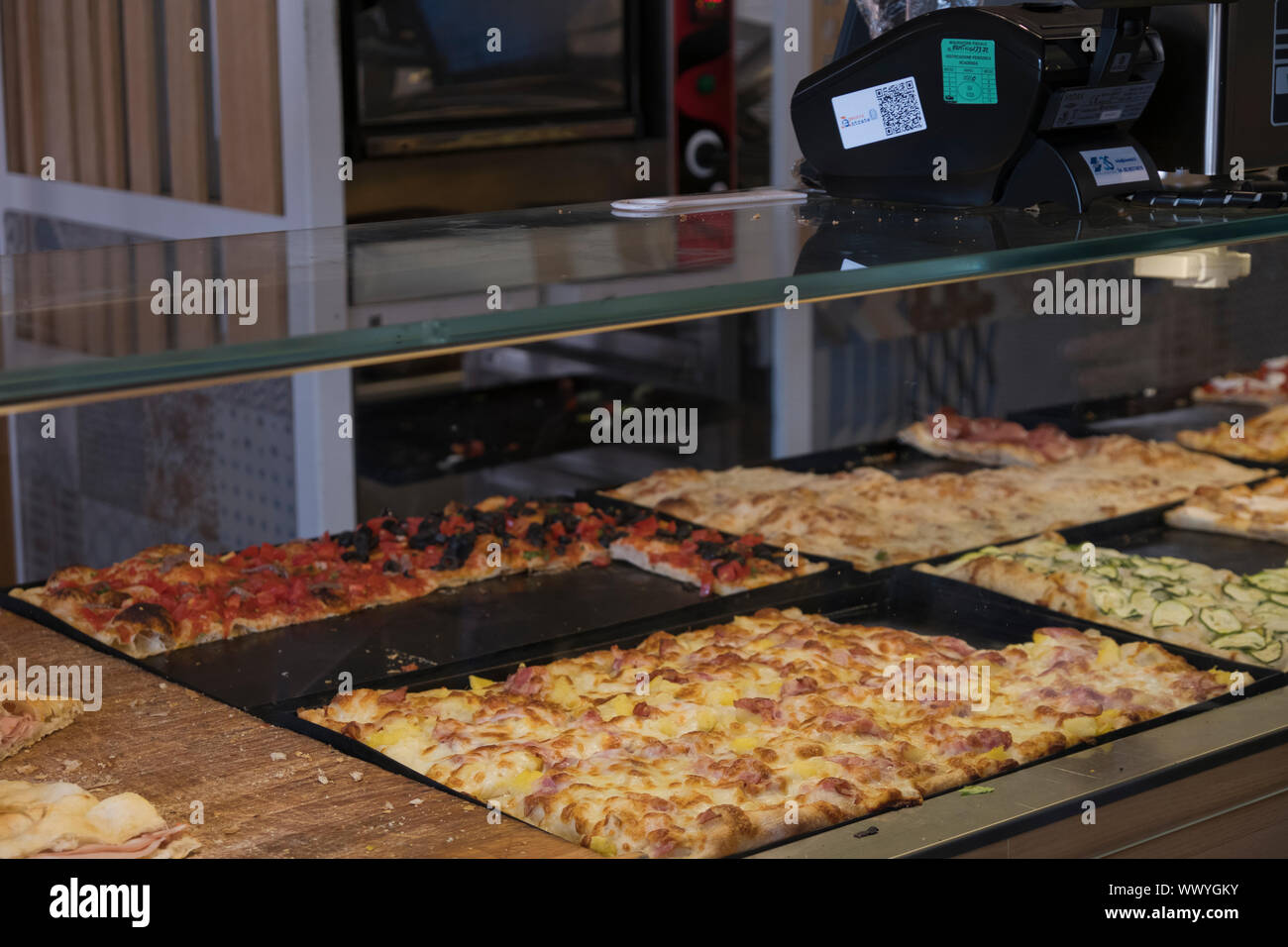 Pizzeria pizza vente local par la tranche dans la ville de Tivoli en Italie Banque D'Images