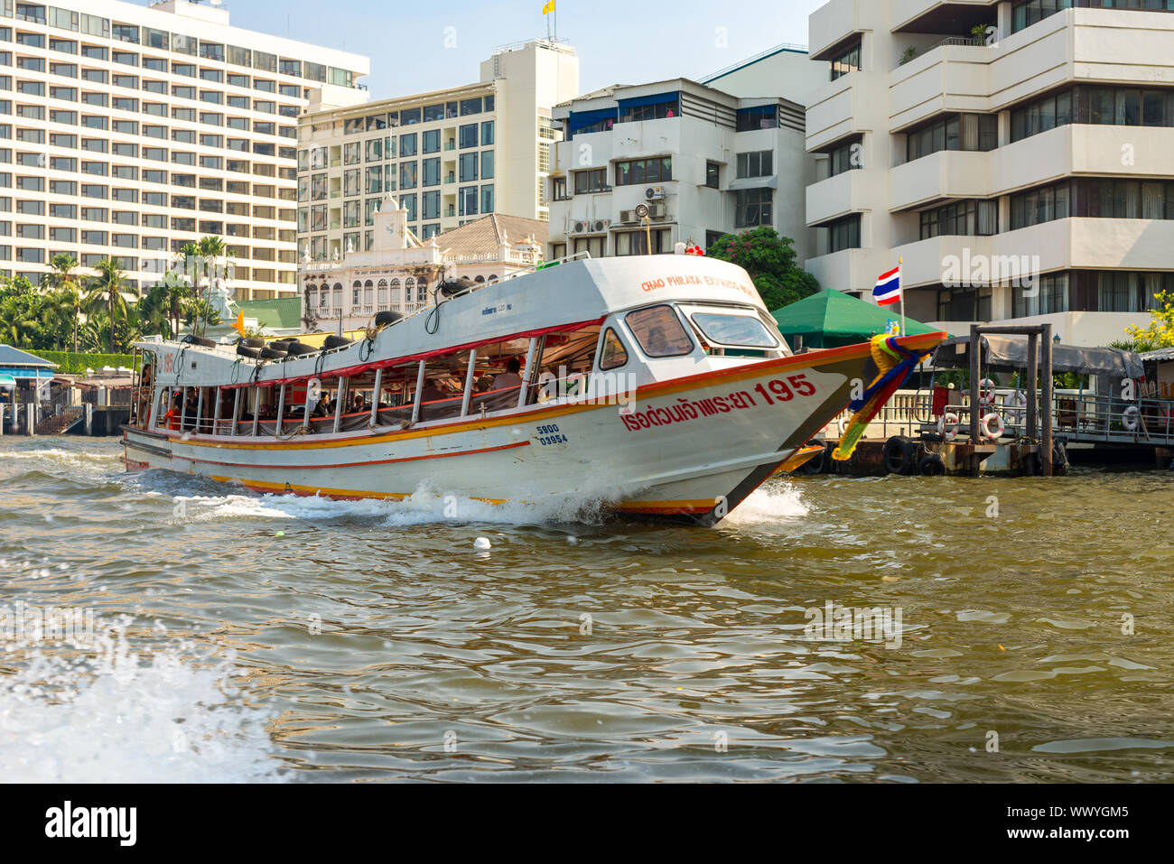 Navires et bateaux sur la Chao Phraya, un grand fleuve en Thaïlande Banque D'Images