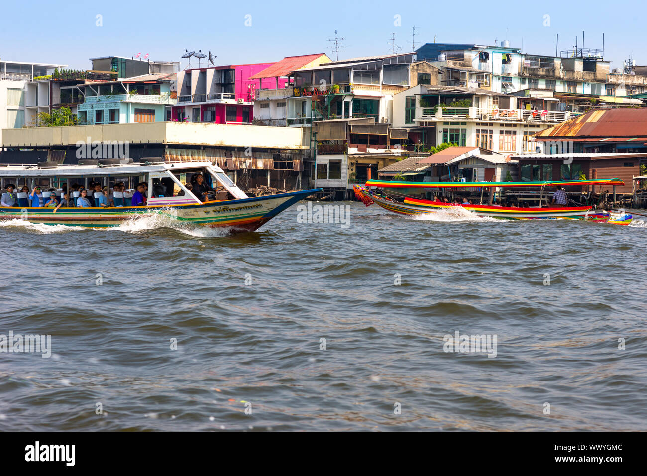 Navires et bateaux sur la Chao Phraya, un grand fleuve en Thaïlande Banque D'Images