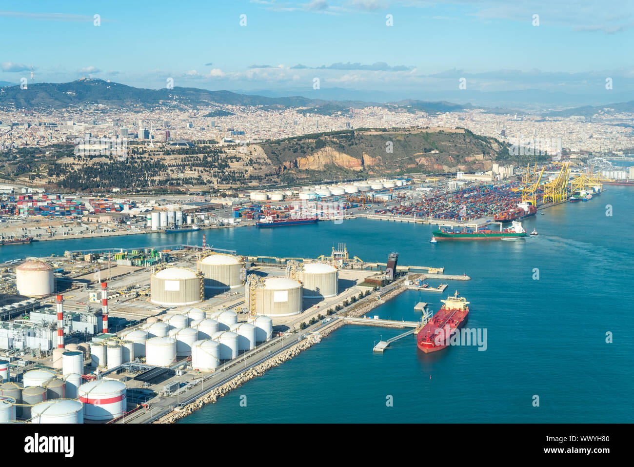 Les réservoirs de stockage de combustible cylindriques au port de Barcelone, Zona Franca - Port Banque D'Images