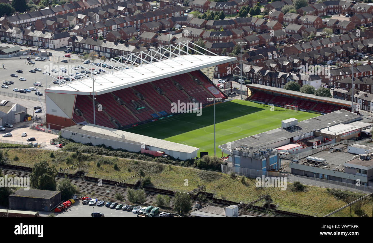 Vue aérienne de Crewe Alexandra Football Stadium, Cheshire, Royaume-Uni Banque D'Images
