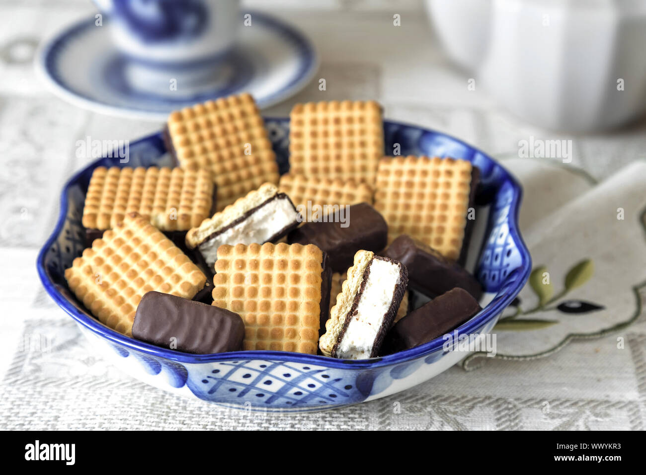 Des cookies et des chocolats dans un vase en céramique. Banque D'Images