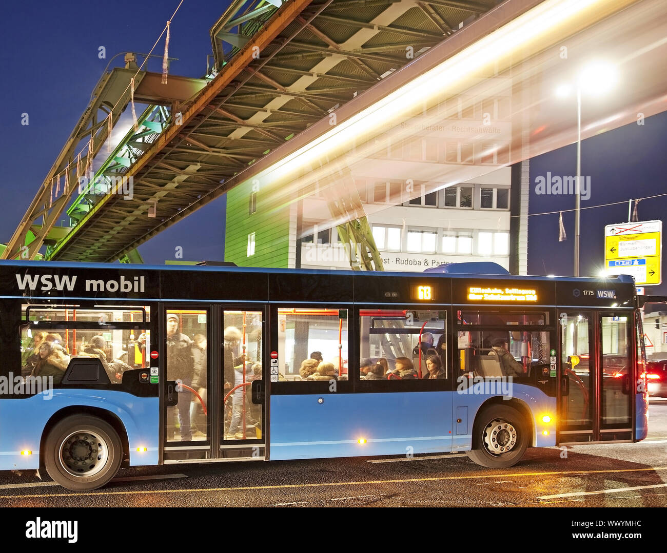 Déménagement Wuppertal téléphérique sur un bus dans la soirée, Wuppertal Bergisches Land,, Germany, Europe Banque D'Images