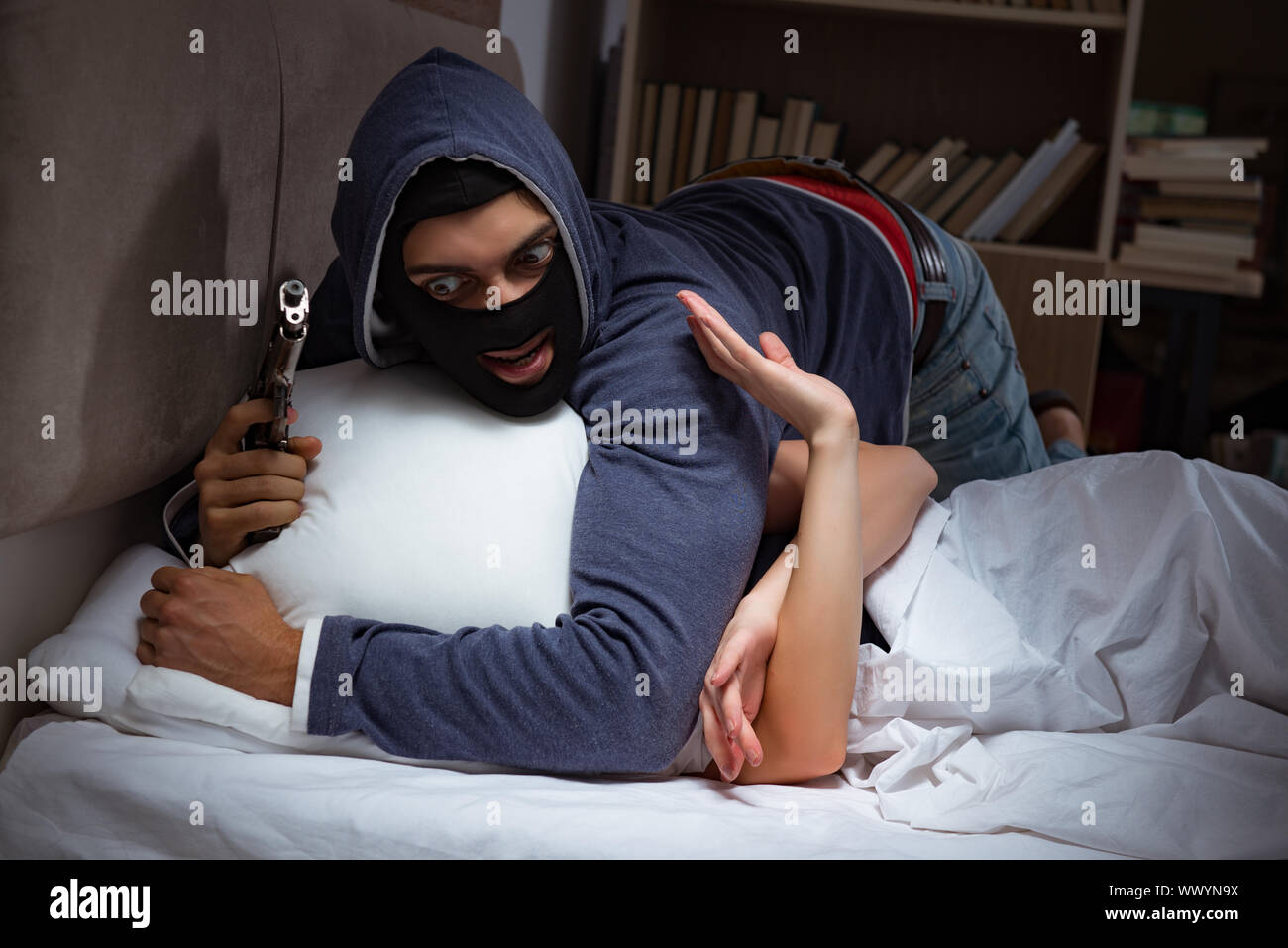 Cambrioleur par effraction dans la nuit de la chambre à coucher avec coin couchage wo Banque D'Images