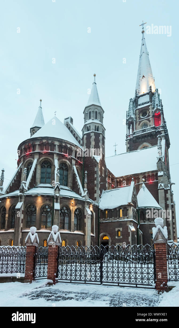 Tôt le matin de l'église Sts. Olha et Elizabeth à Lviv, Ukraine Ville Banque D'Images