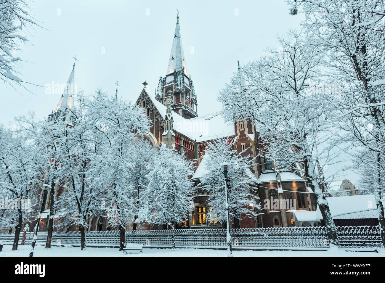 Tôt le matin de l'église Sts. Olha et Elizabeth à Lviv city, Ukraine. Banque D'Images