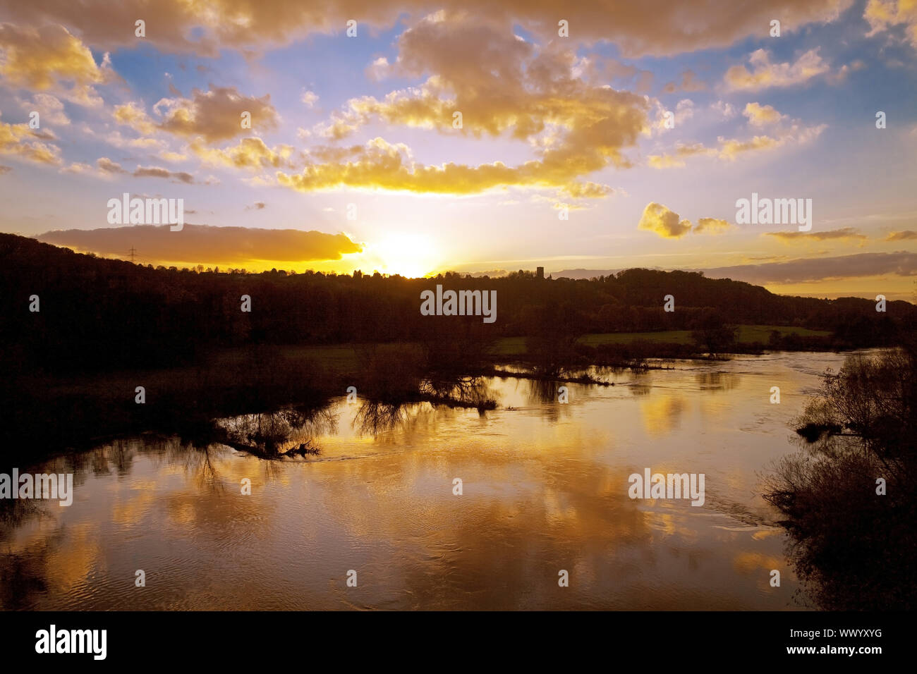 Au coucher du soleil, la rivière Ruhr Hattingen, Ruhr, Nordrhein-Westfalen, Germany, Europe Banque D'Images