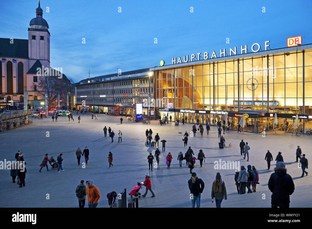 Parvis de la gare avec la station principale au crépuscule, Cologne, Rhénanie du Nord-Westphalie, Allemagne, l'UE, Banque D'Images