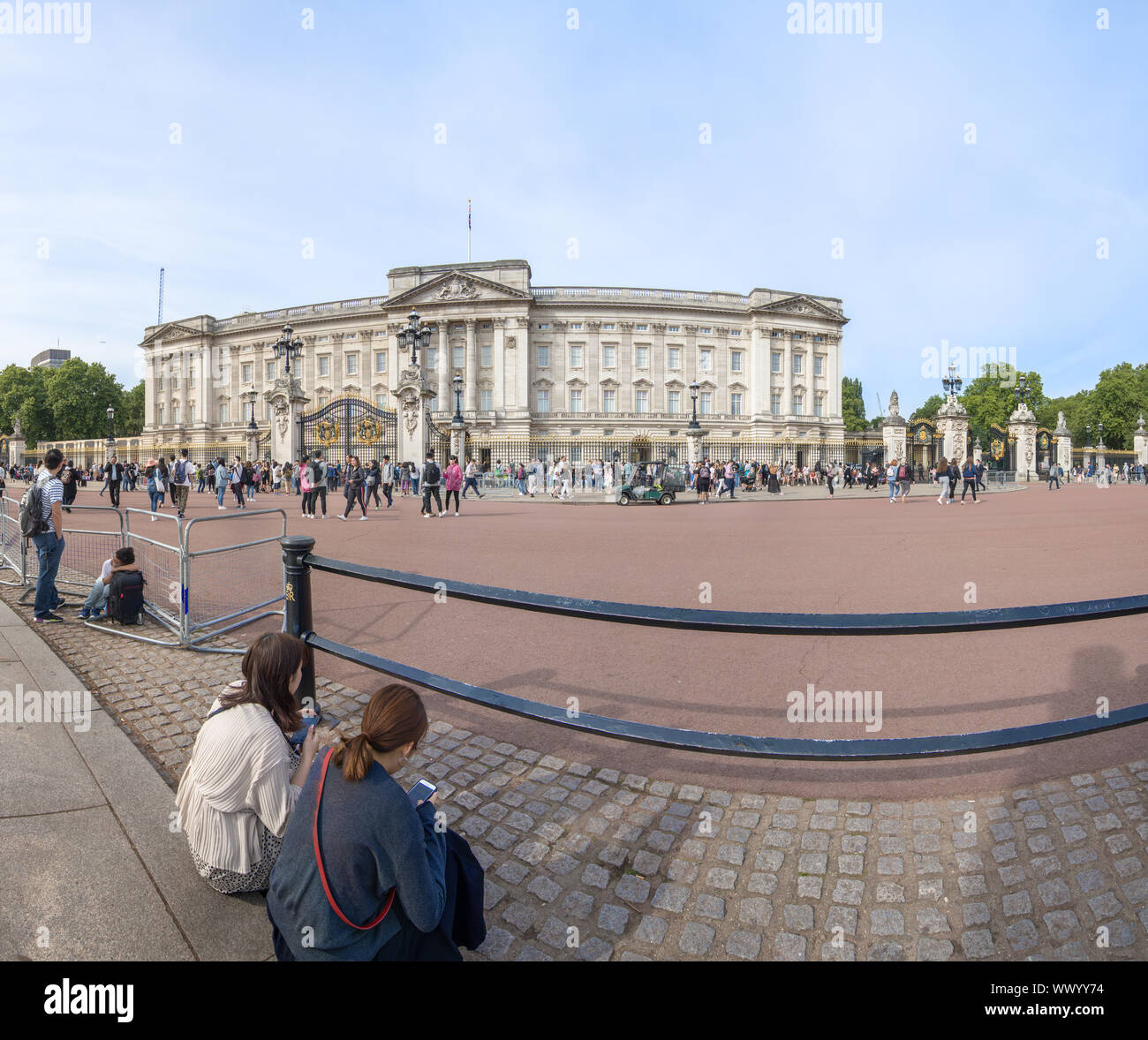 Les touristes à l'extérieur de Buckingham Palace, Londres, un jour d'été. Banque D'Images
