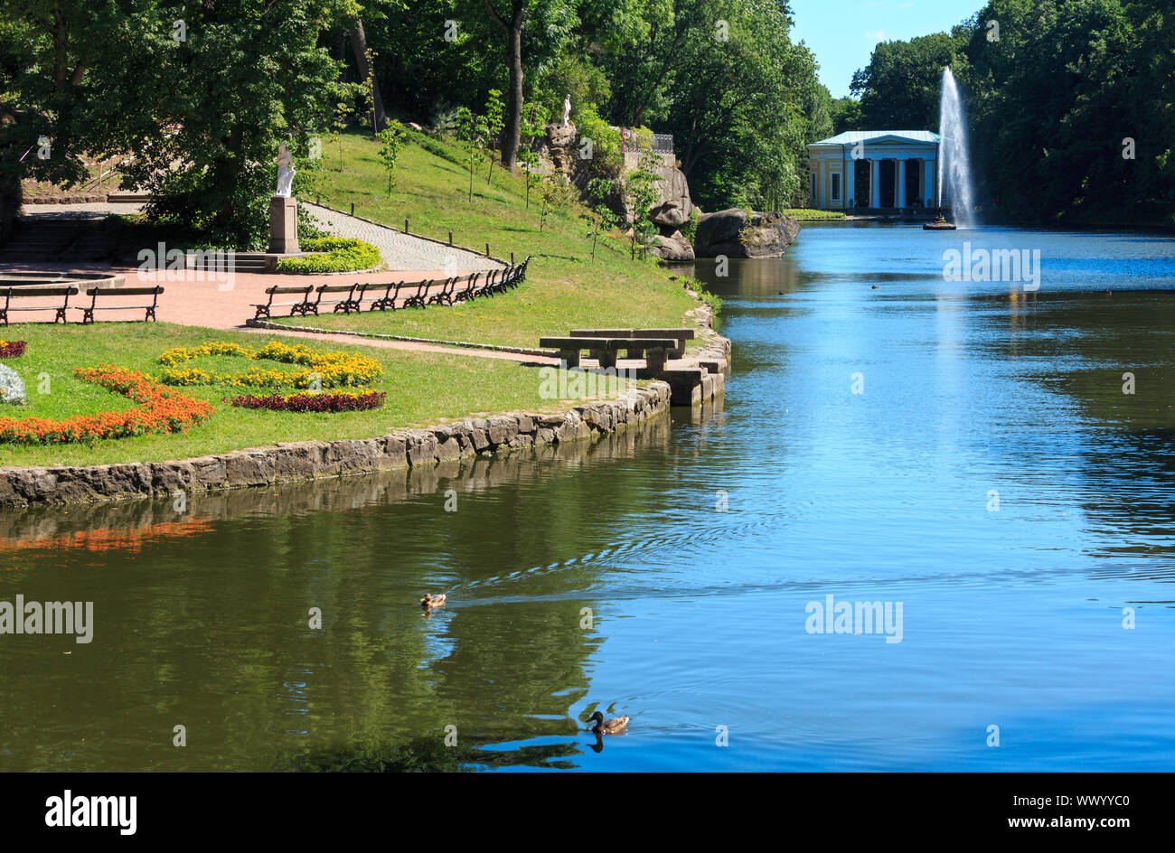 De l'été Parc Sofiyivka dendrologie, Fontaine Serpent, Uman, Ukraine. Banque D'Images