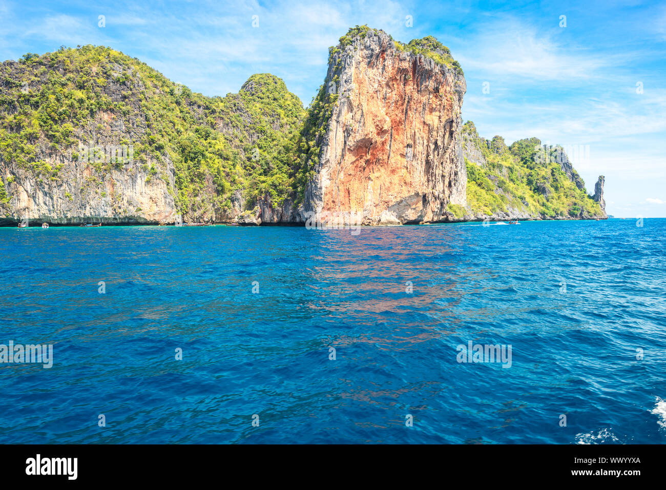 Les îles Phi Phi dans la mer Andaman, sud Thaïlande Banque D'Images