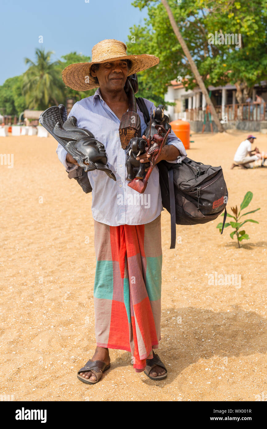 Vendeur de souvenirs locaux à la plage d'Unawatuna, Sri Lanka Banque D'Images