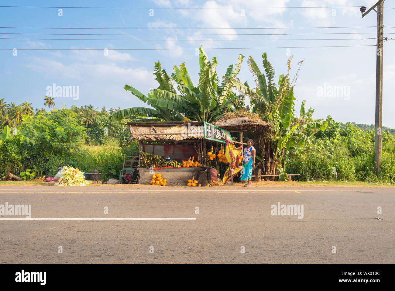 Vente à la rue la route de Tangalle. Femme devant son échoppe de marché Banque D'Images