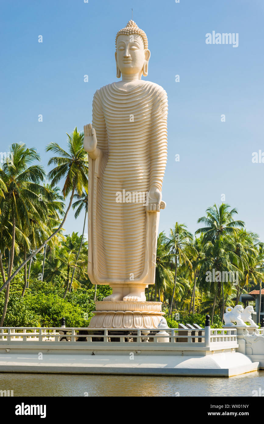 Grand Bouddha debout près de Hikkaduwa me rappelle de la catastrophe du tsunami en 2004 Banque D'Images