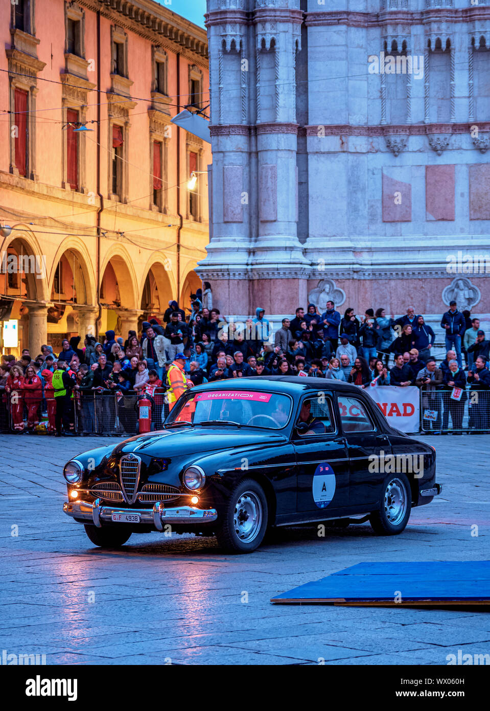 Alfa Romeo voiture vintage, 1000 Miglia, à la Piazza Maggiore, Bologne, Emilie-Romagne, Italie, Europe Banque D'Images