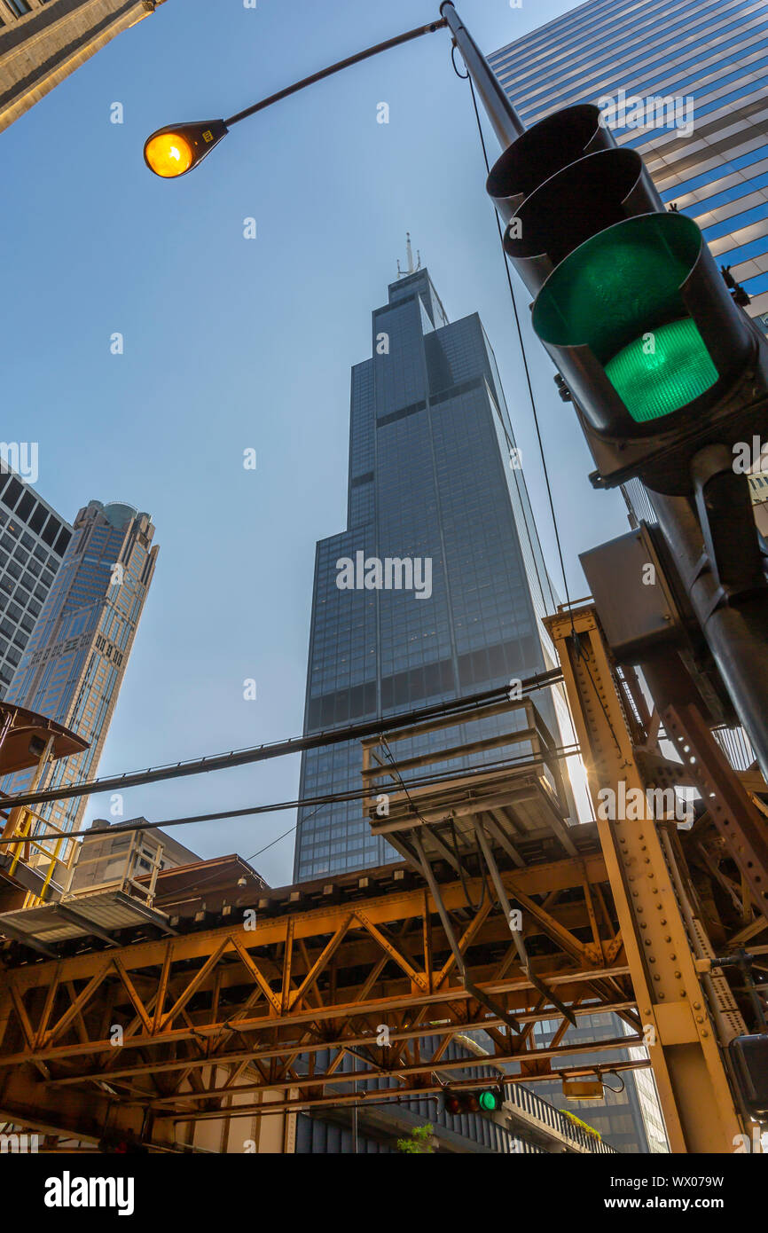 Avis de Wills Tower et de feux de circulation sur la rue North Adams, le centre-ville de Chicago, Illinois, États-Unis d'Amérique, Amérique du Nord Banque D'Images