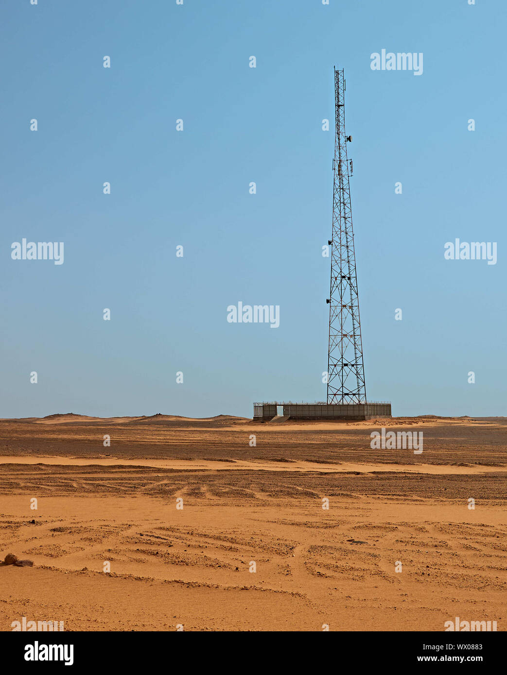 Antenne de transmission radio et antenne dans le Sahara dans le centre du nord du Soudan Banque D'Images