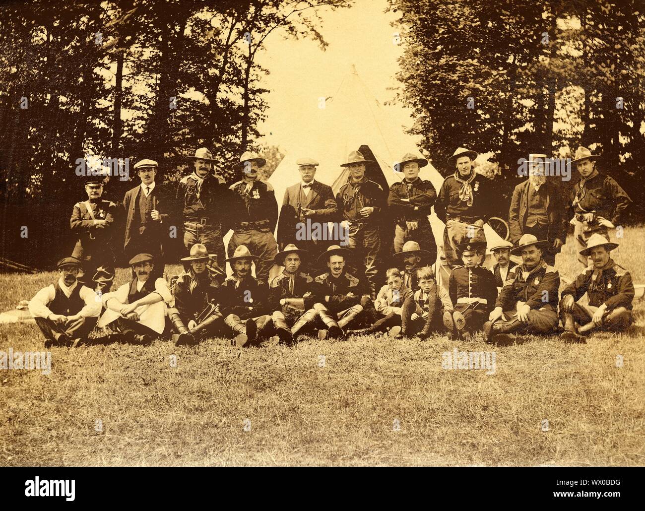 Groupe d'hommes en uniforme devant un tipi, Buckinghamshire, 1913. Portrait de groupe de responsables scouts avec maille épaulettes. Soldats britanniques en service actif au Soudan (1898) et pendant la Guerre des Boers (1899-1902) portaient des épaulettes fait de maille pour protéger contre les coups de sabre à l'épaule. Les Boy Scouts Association a été créée en 1910 par Robert Baden-Powell. Banque D'Images