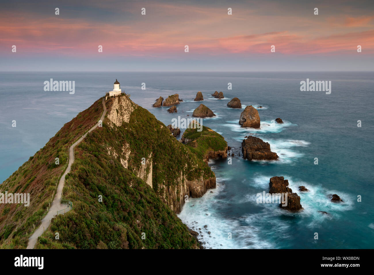 Nugget Point phare au coucher du soleil, Kaka Point, Otago, île du Sud, Nouvelle-Zélande, Pacifique Banque D'Images