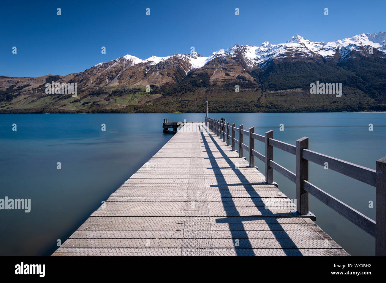 Jetée en bois menant au lac Wakitipu turquoise, Queenstown, Otago, île du Sud, Nouvelle-Zélande, Pacifique Banque D'Images