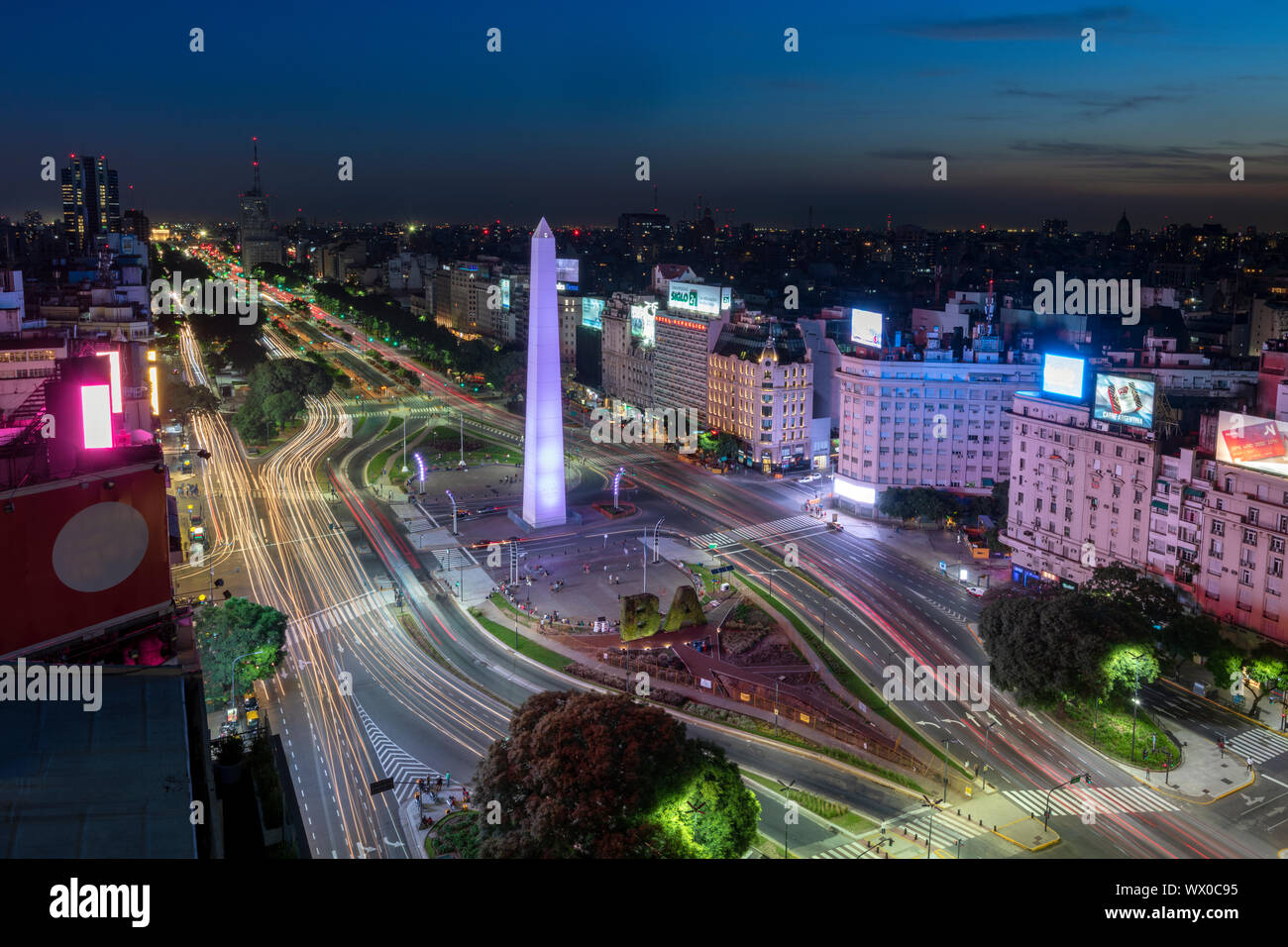 L'Obelisco sur l'Avenue 9 de Julio, la nuit, Buenos Aires, Argentine, Amérique du Sud Banque D'Images